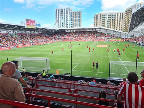 브렌트퍼드 fc, 왜 축구장에 고래가 나타났을까?